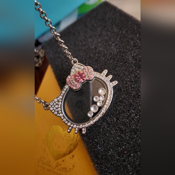 Hello Kitty Necklace - Picture 4 of 4